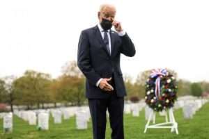 Başkan Joe Biden trafik kazasında hayatını kaybeden eşi ve bebeğini 49. yılında mezarı başında andı!