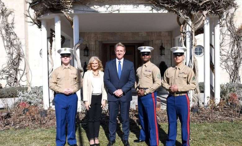 Büyükelçi Jeff Flake Eşliğinde Amerikan Bayrağı’nın Resmi Konuta Çekilme Töreni Gerçekleştirildi