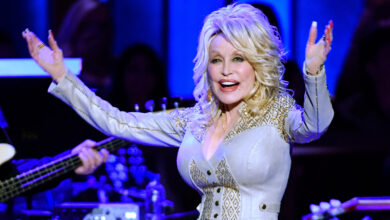 Jeff Bezos Şarkıcı Dolly Parton’a Bağışları İçin 100 Milyon Dolar Verdi