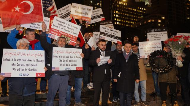 İsveç'te Kur'an-ı Kerim'in Yakılması Olayı ABD'nin New York Eyaletinde Protesto Edildi