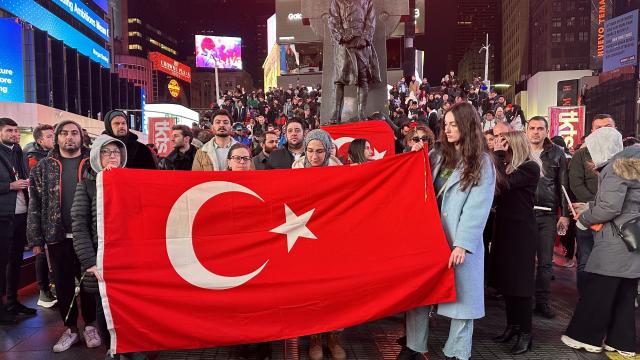 New York'ta Times Meydanı'nda Türkiye'deki Depremde Vefat Edenler Anıldı