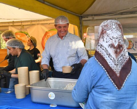 ABD Büyükelçisi Jeff Flake Depremzedelere İftarda Yemek Dağıttı